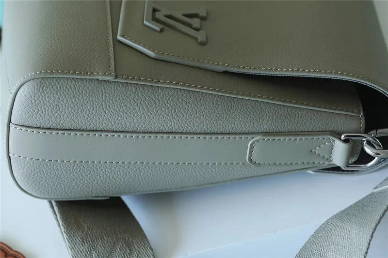 - 9930 - Professional Franco Louis Shops  Unique Vuittons