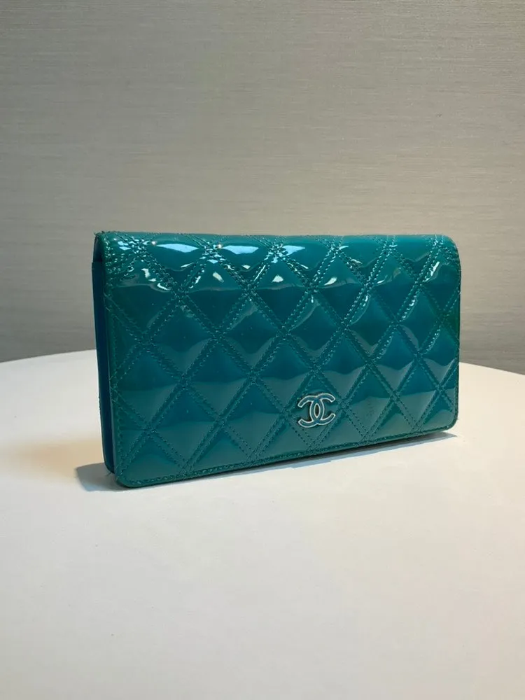 Pre-loved CHANEL Classic Quilted Patent Leather Turquoise Wallet