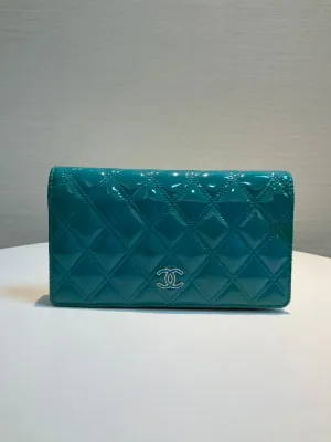 Pre-loved CHANEL Classic Quilted Patent Leather Turquoise Wallet