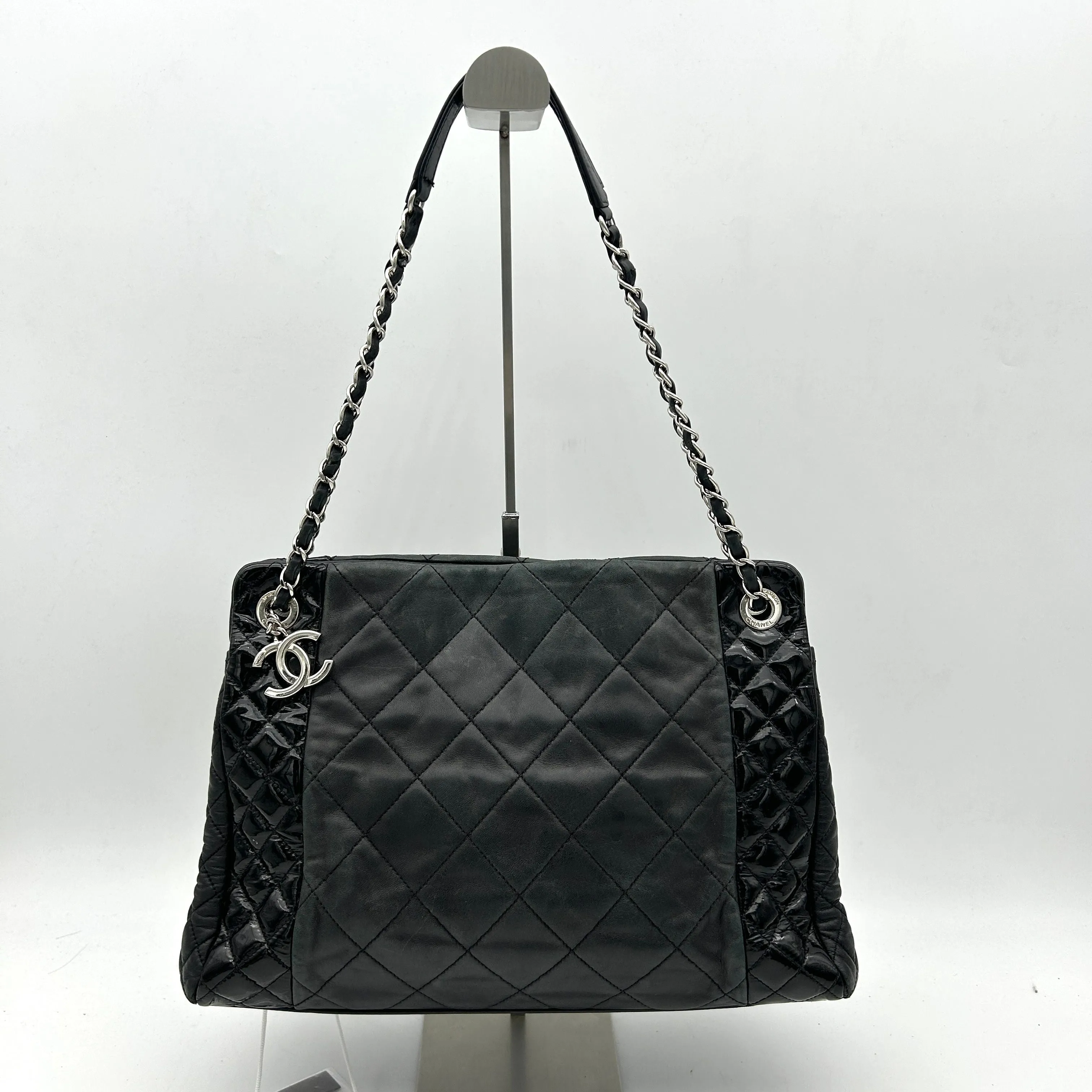 Pre-owned Chanel Black Quilted Lambskin and Patent Leather CC Charm Tote Bag LA24257