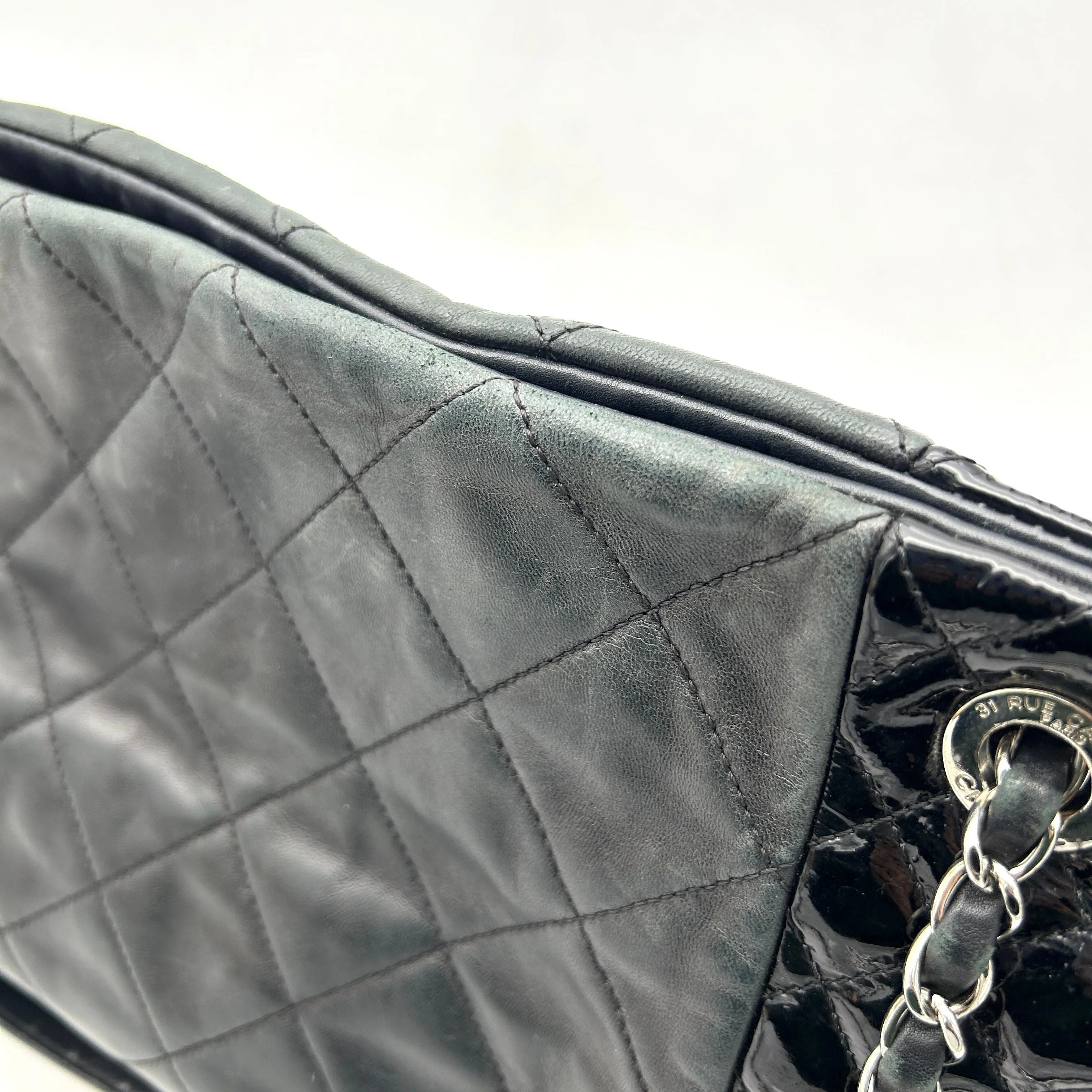 Pre-owned Chanel Black Quilted Lambskin and Patent Leather CC Charm Tote Bag LA24257