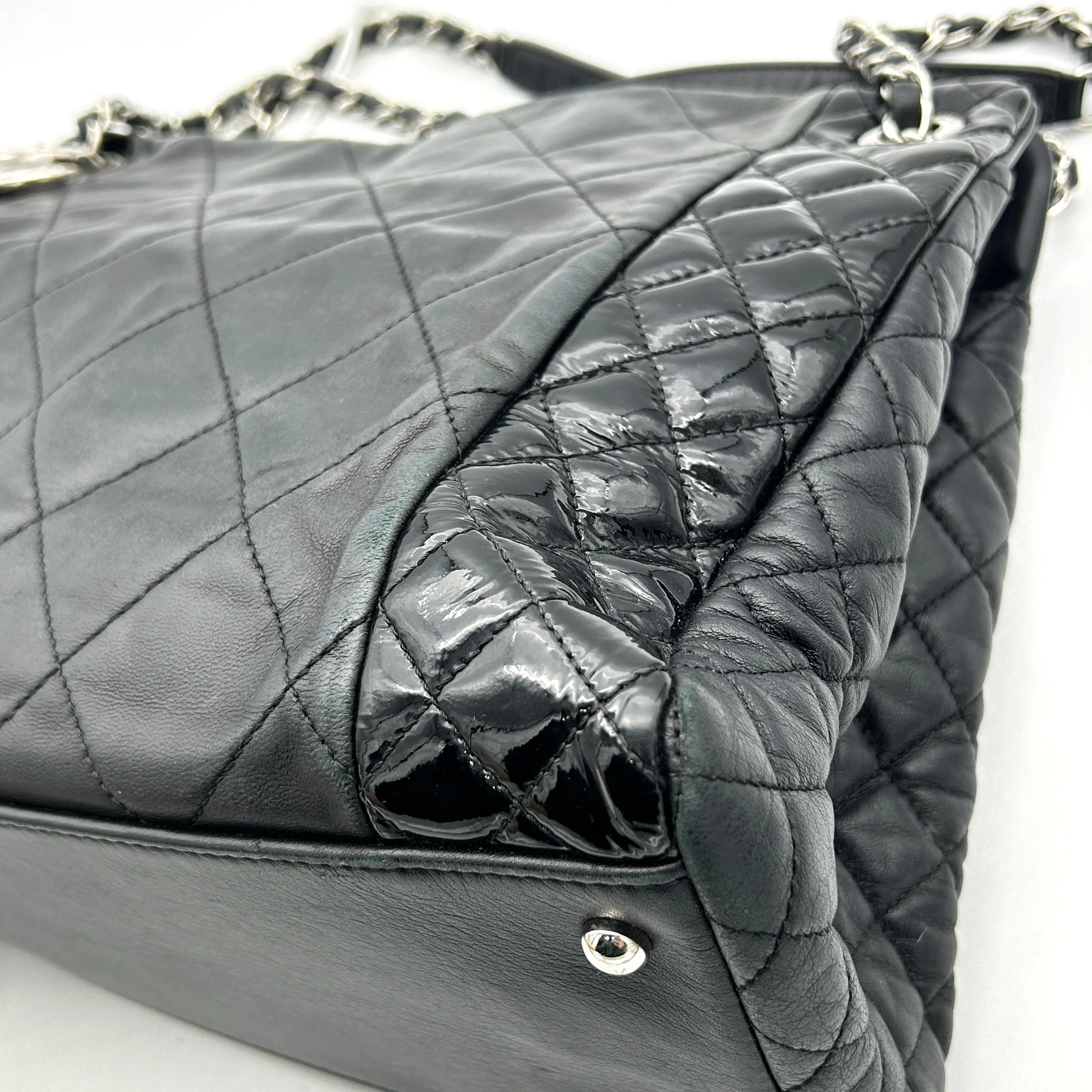 Pre-owned Chanel Black Quilted Lambskin and Patent Leather CC Charm Tote Bag LA24257