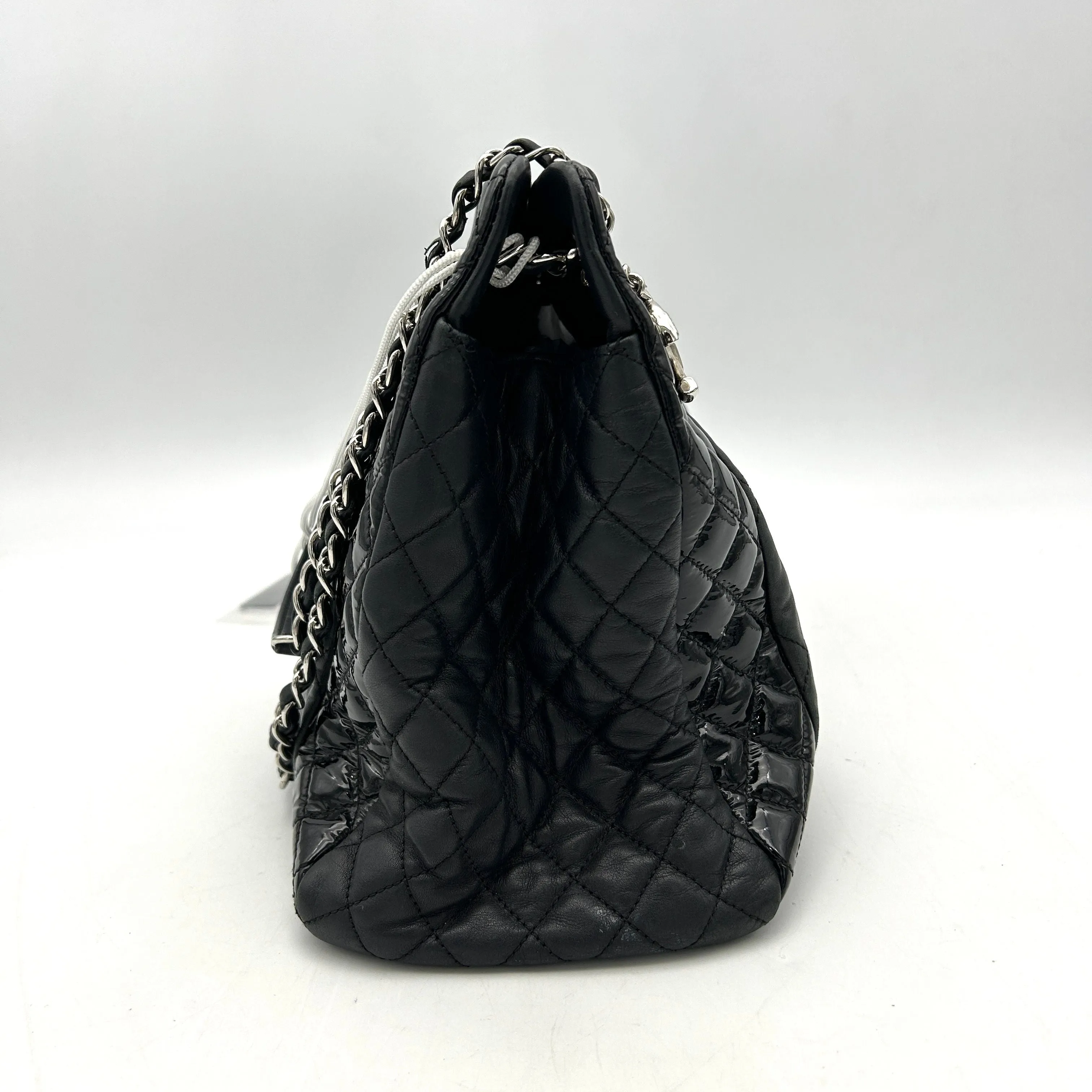 Pre-owned Chanel Black Quilted Lambskin and Patent Leather CC Charm Tote Bag LA24257