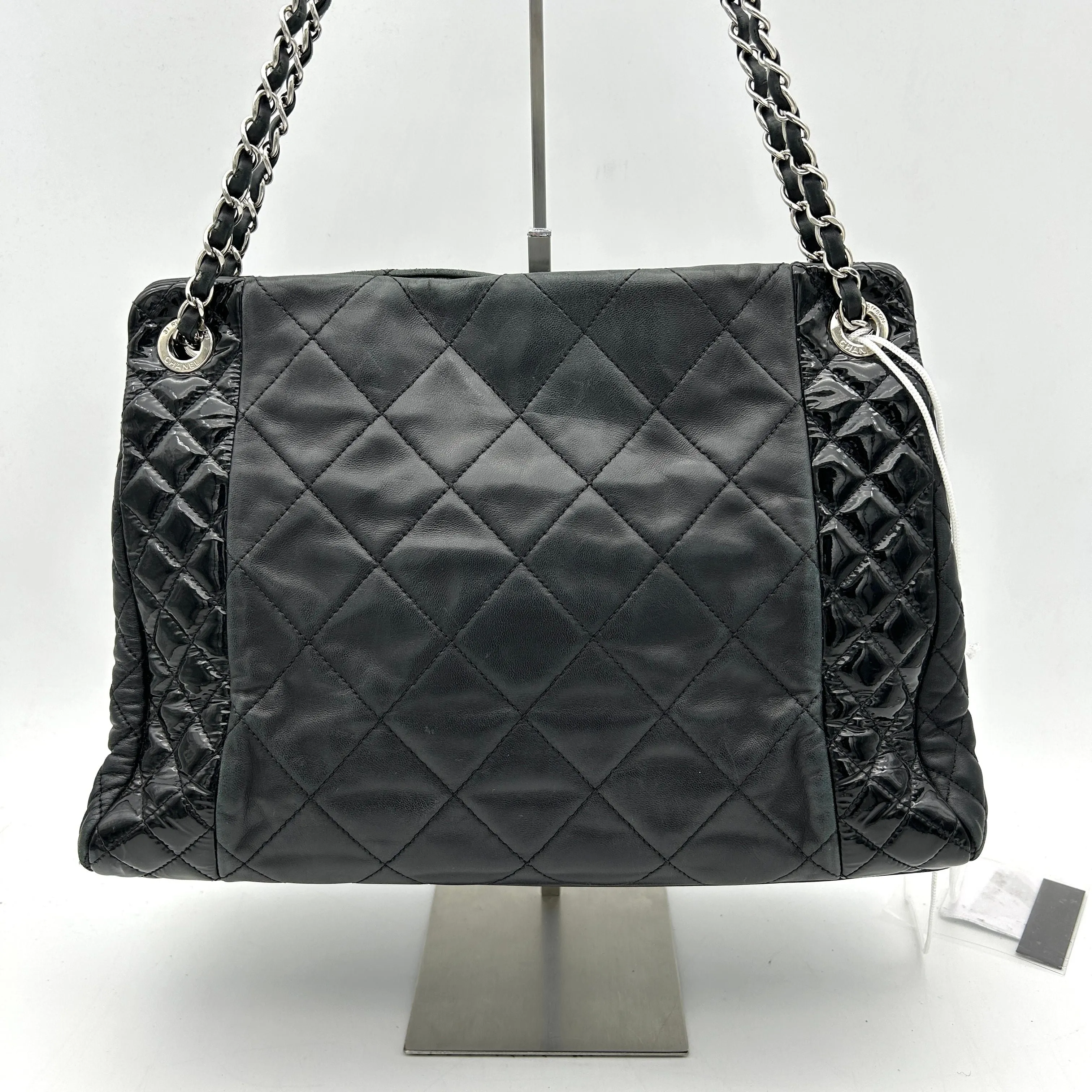 Pre-owned Chanel Black Quilted Lambskin and Patent Leather CC Charm Tote Bag LA24257