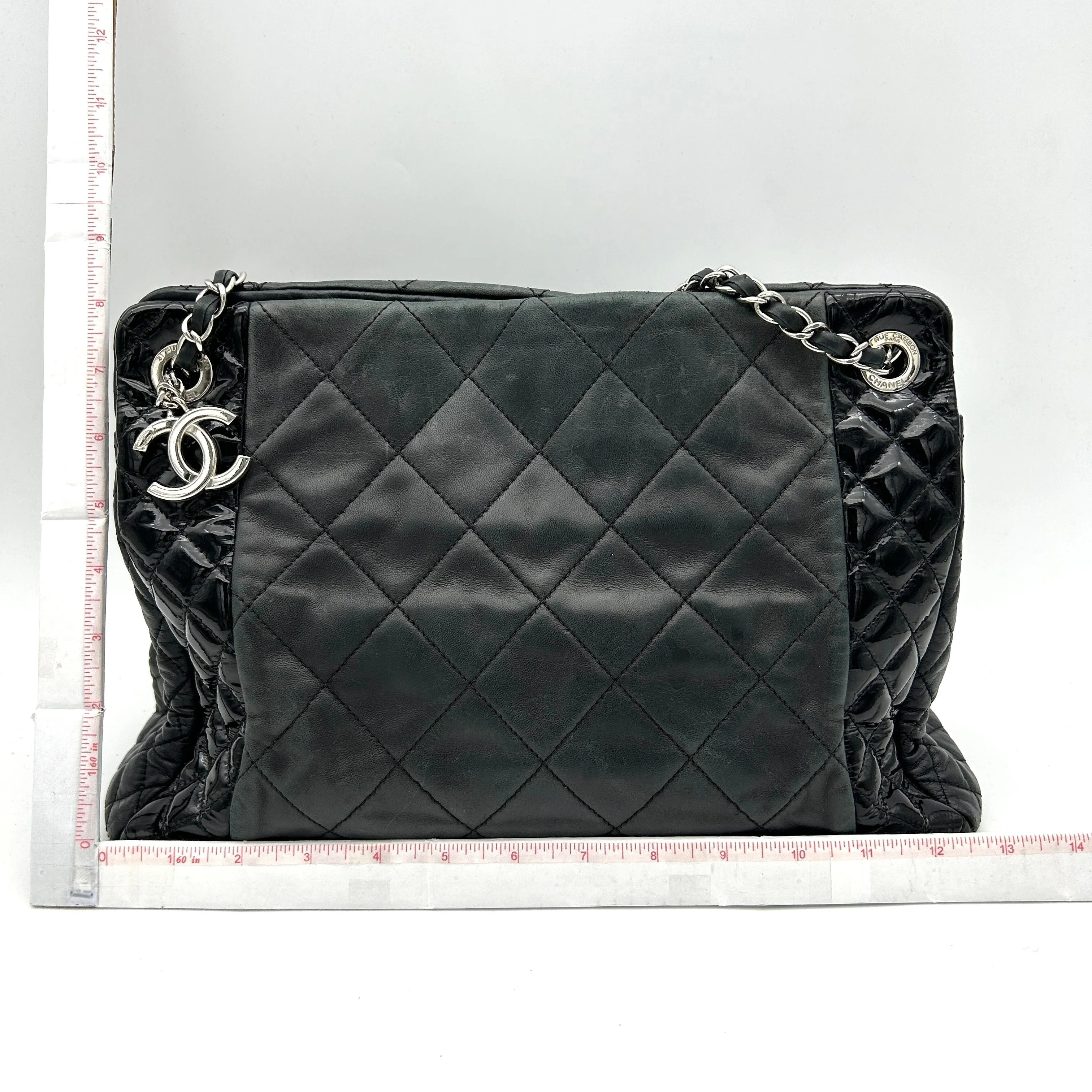 Pre-owned Chanel Black Quilted Lambskin and Patent Leather CC Charm Tote Bag LA24257