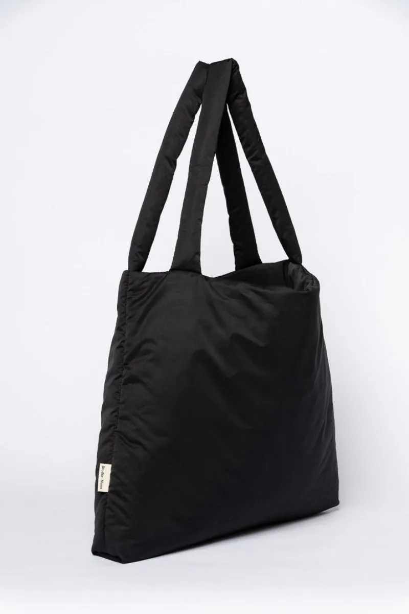 Schwarze wattierte Mom Bag