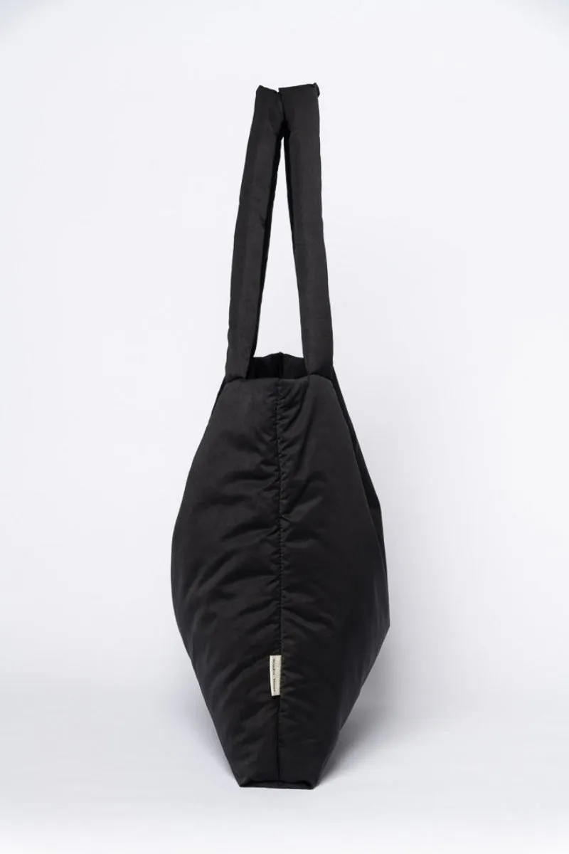Schwarze wattierte Mom Bag