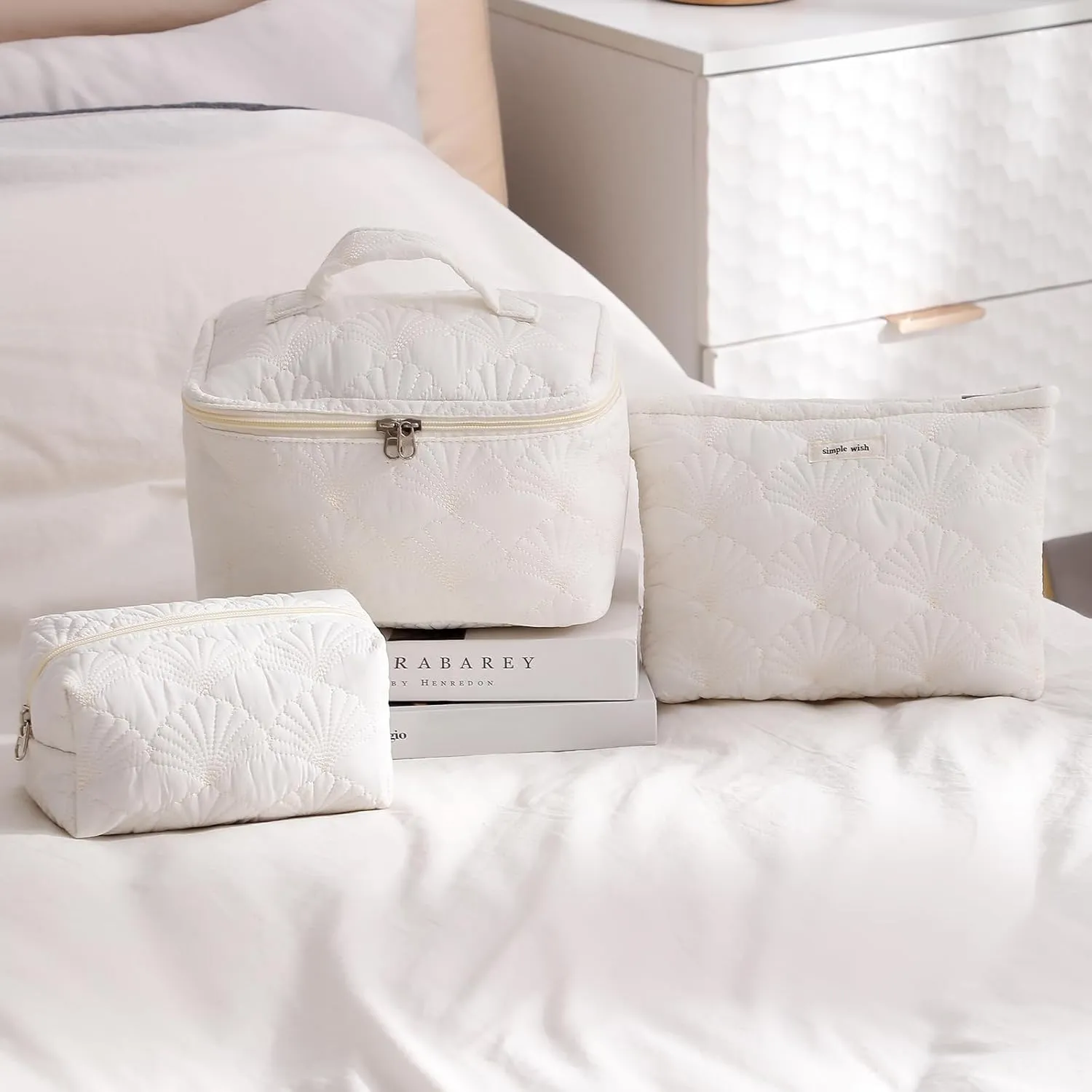 uekeboag 2Pcs White Shells Quilted Cotton Makeup Pouch Set,Coquette Quilted Toiletry Bag for Women and Girls, Floral Coquette Organizer Bag, Aesthetic Travel Cosmetic Bags(2Pcs White Shells)